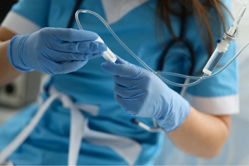 Врач готовит капельницу